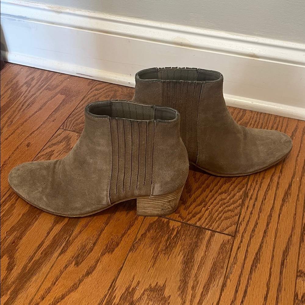 Vince Haider Suede Leather Rounded Toe Block Heel Booties Pull On Boots Size 8.5